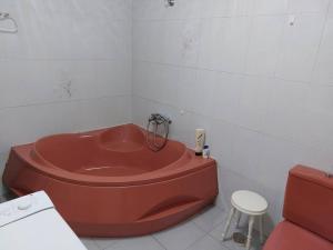 巴哈马尔Perfect for surfer-hiker-families near the beach的带卫生间的浴室内的红色浴缸