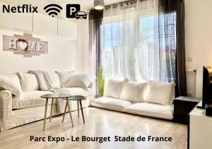 米提莫里VIP Lounge Villa - Parc expo - Le Bourget - Stade France的客厅配有白色的沙发和桌子