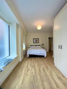 都柏林Coastal Dublin, 4 adult bed spaces+child max的一间大卧室,配有一张床和一个大窗户