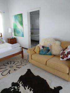 MicoudSelen's Apartment in Ti Rocher Micoud Saint Lucia的客厅配有沙发和1张床