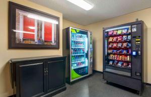 地球城Extended Stay America Select Suites - St Louis - Earth City的客房内的2台自动售货机出售饮品