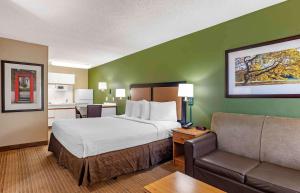 SorrentoExtended Stay America酒店 - 圣地亚哥 - 索伦托梅萨的酒店客房,配有床和沙发