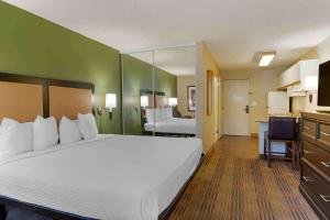 圣何塞美国圣何塞市区长住酒店的酒店客房设有一张大床和一间浴室。