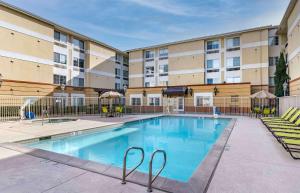 圣何塞Extended Stay America Premier Suites - San Jose - Airport的公寓大楼前的游泳池