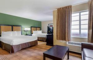普莱森顿美国普莱森顿夏博街长住酒店的酒店客房,设有两张床和一张沙发
