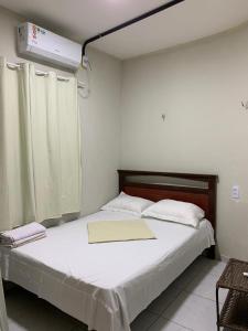 巴雷里尼亚斯Pousada Cactus的一间卧室配有一张床,上面装有加热器