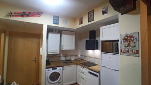 伊斯卡日拉El Cielo de Escarrilla的厨房配有白色冰箱和洗衣机