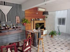佩洛塔斯Pousada VIDA的客房设有桌椅和壁炉。