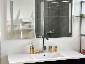 努克Nuuk Villa Hostel的白色的浴室设有水槽和镜子