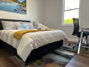 奥兰治Paddington Villa 2 - wi-fi, Netflix的一间卧室配有一张床、一张桌子和一把椅子