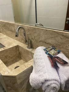 MamanguapeOrigem的浴室设有水槽、毛巾和镜子