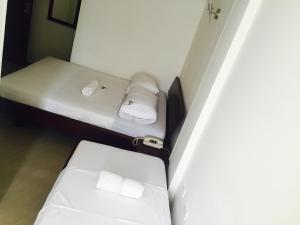 布卡拉曼加优选典雅酒店的小客房内的两张床,配有白色床单