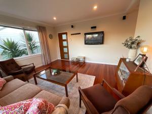 帕拉帕拉乌穆Refined, Retro & Relaxing的客厅配有沙发和桌子
