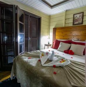 GuabirubaSitio do Sol suíte romântica的一间卧室配有一张床,上面有两条毛巾