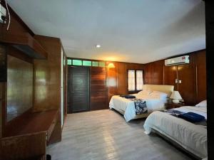 Kampong Atap ZingALUN ALUN ISLAND RESORT的酒店客房配有两张床和一张书桌