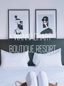 Tha Sala万纳察尔特精品度假酒店的躺在床上的人,墙上有两张照片