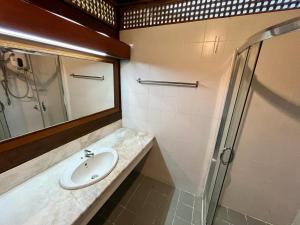 Kampong Atap ZingALUN ALUN ISLAND RESORT的一间带水槽和镜子的浴室
