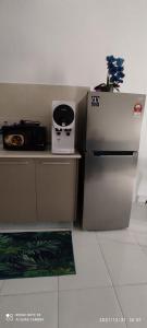 汝来AYMAR Homestay, Residensi Lily, Nilai的厨房配有冰箱和微波炉。