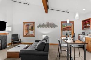 莱文沃思Annapurna的客厅配有沙发和桌子