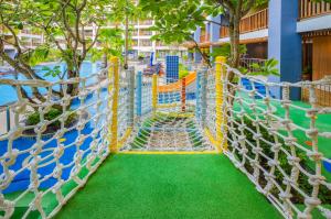 芭东海滩Deevana Plaza Phuket - SHA Extra Plus的一座带游乐场的空水上公园