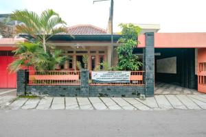 日惹Homestay Simply Homy Jogja dekat Gembira Loka Zoo的前面有标志的建筑