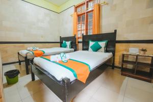 日惹Homestay Simply Homy Jogja dekat Gembira Loka Zoo的带窗户的客房内设有两张单人床。