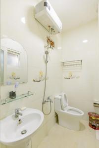 阿普春安BACH TUNG Garden Village Đà Lạt的白色的浴室设有卫生间和水槽。