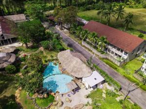 帕克蒙Dugong Village-Green Hotel的享有带游泳池的度假村的空中景致