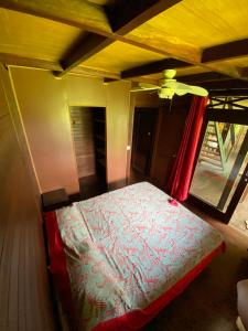 MahinaChalet Mahina的一间带床的卧室,位于带窗户的房间内