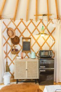 奥斯汀Camposanto Glamping - The Peacock Yurt的圆顶帐篷内的厨房,配有炉灶