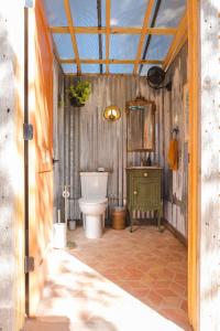 奥斯汀Camposanto Glamping - The Peacock Yurt的一间带卫生间和绿色橱柜的浴室