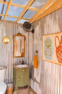 奥斯汀Camposanto Glamping - The Peacock Yurt的一间带绿色水槽和卫生间的浴室