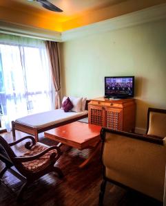 珍南海滩LANGKAWI LAGOON RESORT OCEAN SUITE的带沙发和电视的客厅