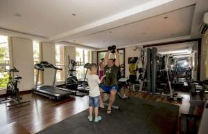 卡兰古特Luxurious Spacious 2 BHK With Pool Wi-Fi Cooking Gas Gym的健身房里的男人和男孩