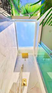 East EndBrand New Luxury Private Pool Villa Quartz - 5 mins walk to #Sapphire Beach的享有带秋千的房屋阳台的景致