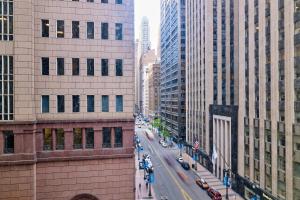 芝加哥芝加哥JW万豪酒店的城市街道的景色,高楼