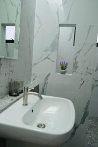 曼谷雪梨的民宿：Sukumvit 36的白色的浴室设有水槽和镜子