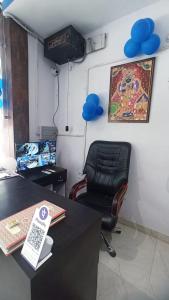 范兰德凡Laxmi Dormitory的办公室,配有一张桌子和一把带蓝色气球的椅子