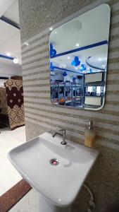 范兰德凡Laxmi Dormitory的浴室设有白色水槽和镜子