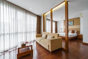 曼谷Lantana Resort Hotel Bangkok的客厅配有沙发和1张床