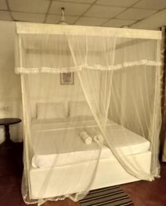 尼甘布Sunrise City Palace的白色淋浴和白色的浴帘