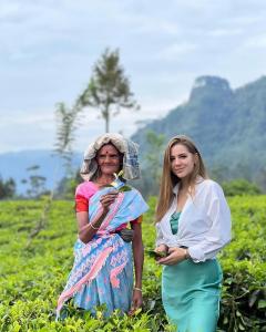 哈顿Ireby Tea Estate Bungalow的两名妇女站在茶园区