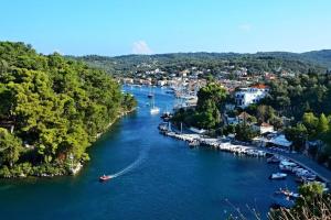 IeromónachosBask in the Beauty of Paxoi - Kirki's Summer Retreats with Private Jacuzzis的享有河流的空中景致,设有船只