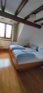 GerodaWürzburger Haus的一间卧室设有一张大床和两个窗户。