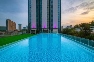 深圳深圳海上世界九州瑾程酒店的一座高楼前的大型游泳池