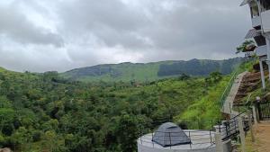 瓦加蒙chaithanya wellness centre的客房享有山谷和山脉的景致。