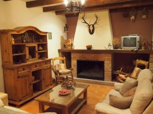 塞古拉 - 德拉谢拉维维恩达旅行乡村卡萨卡米罗酒店的带沙发和壁炉的客厅