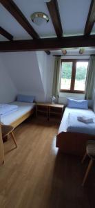 GerodaWürzburger Haus的一间卧室设有两张床和窗户。