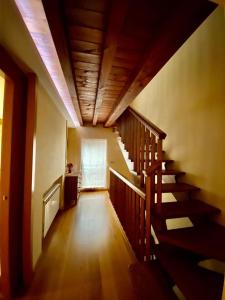 布里奥内斯Casa Moneo的房屋内有楼梯的空走廊