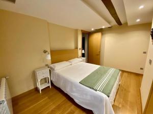 布里奥内斯Casa Moneo的卧室配有一张白色的大床和一张桌子